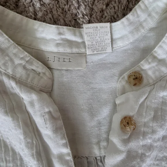 XL J. Jill White Linen Top with Gold Accents - Picture 4 of 7